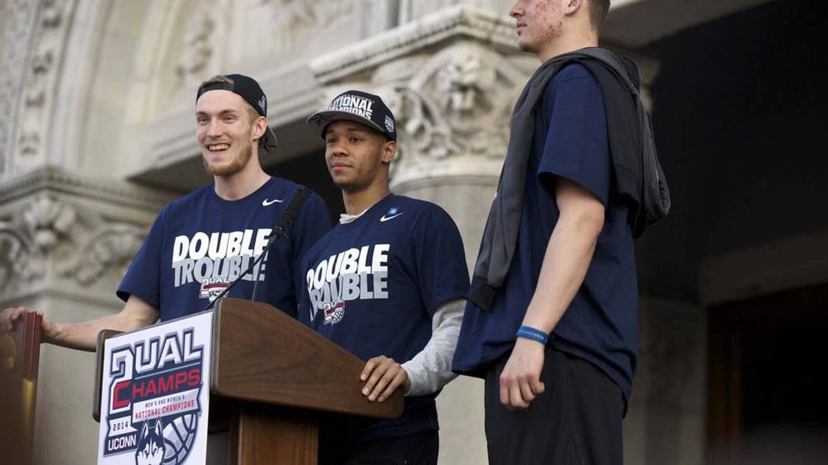 NCAA, College League, USA basketball: Connecticut Championship Celebration Apr 13, 2014; Hartford, CT, USA; Connecticut Huskies Guard Forward Niels Giffey (5) and Guard Shabazz Napier (13) and Forward Tyler Olander (10) Address the fans During the Uconn Mens and Womens Victory Celebration at the Connecticut State Capital. Hartford CT USA, Editorial Use PublicationXinxgerxsuixautxonly Copyright: XDAVIVIDXButlerxiix 7870262