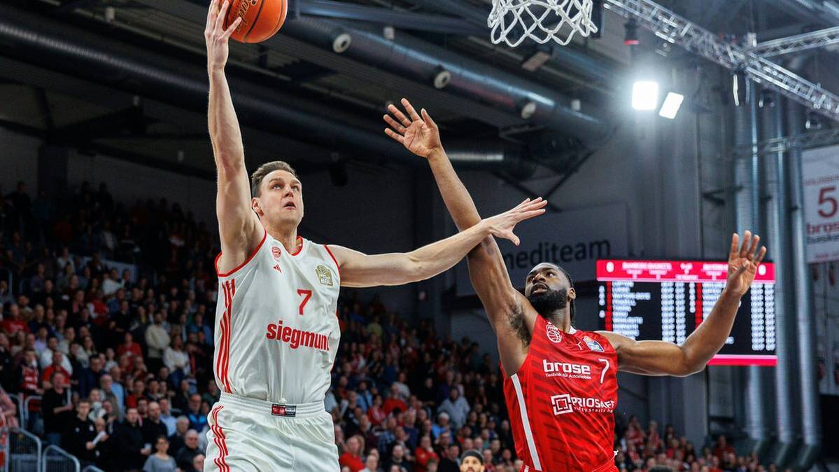 Johannes Voigtmann (left) climbs to the basket