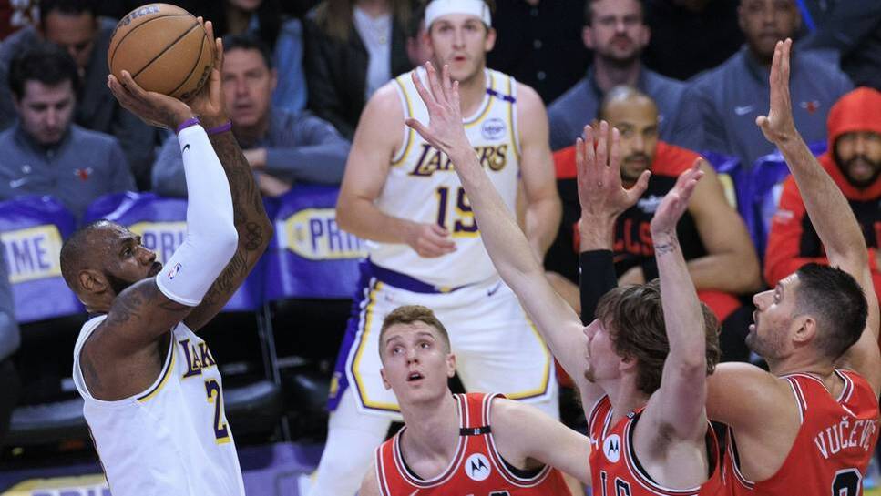 Defeat in the comeback: LeBron James (left)