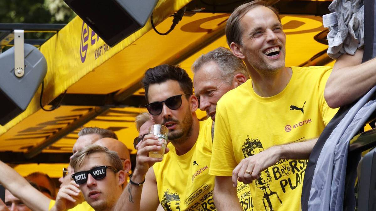 Roman Bürki and Thomas Tuchel at the BVB parade after the cup victory 2021