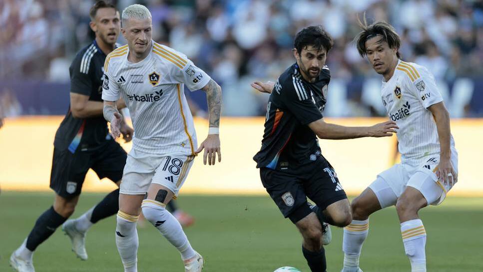 Marco Reus (left) in the white dress of the Galaxy