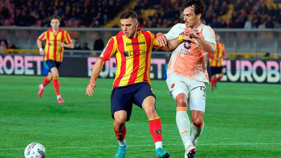 Mats Hummels (right) in the running duel