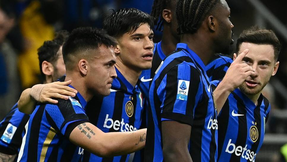 Lautaro Martinez (2nd VL) cheers with Inter