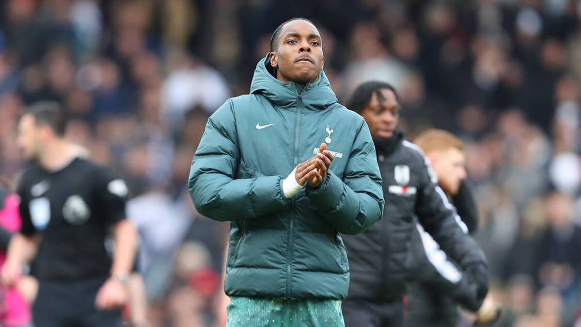 Mathys Tel turned to the fans after Tottenham's defeat