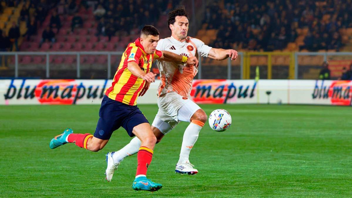 Mats Hummels (right) in a duel