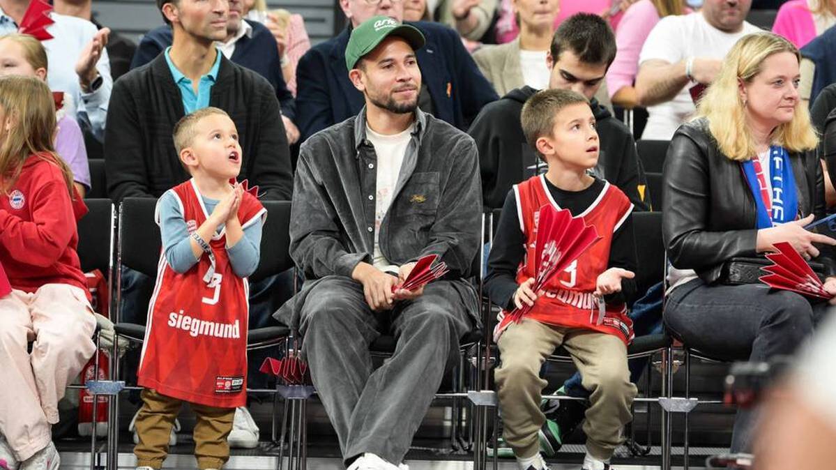 Raphael Guerreiro visited a game of Bayern basketball players with his family