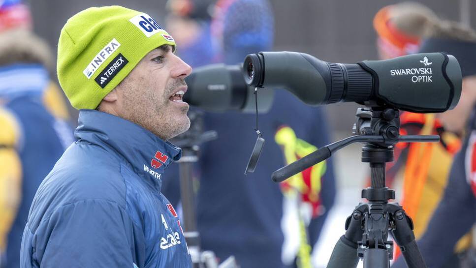 Tobias Reiter as a coach at the shooting range
