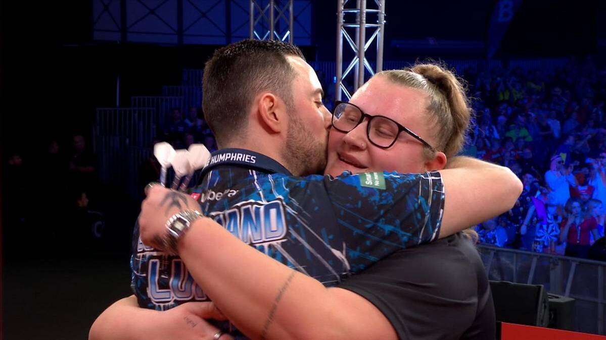 Luke Humphries is struggling to the next round at the UK Open against the strong Beau Greaves.
