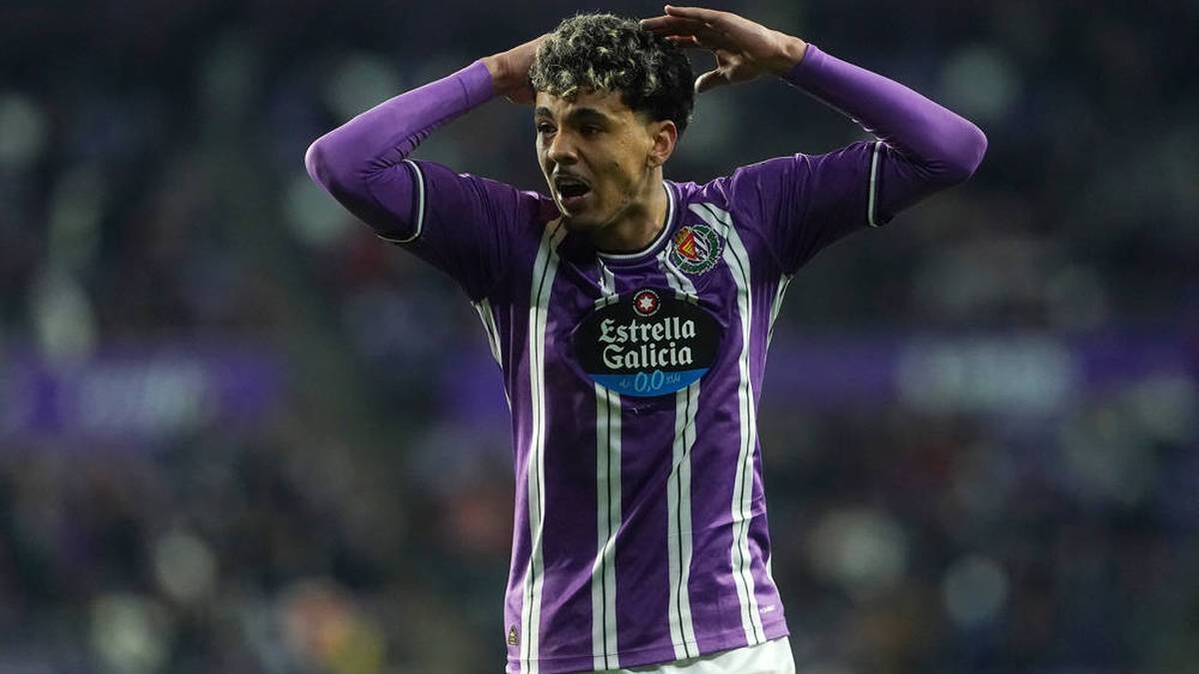 Adam Aznou plays on loan for Real Valladolid