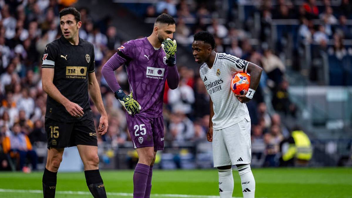 Giorgi Mamardashvili makes a bet with Vinicius Junior - and wins