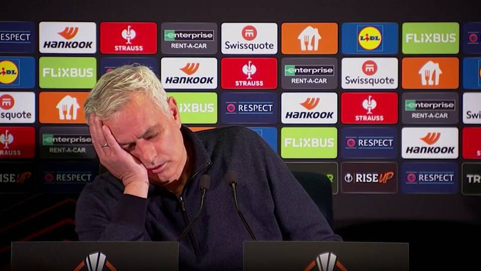 After a long European Cup evening and a detailed question of a Turkish journalist, Mourinho rules with this cheeky gesture.
