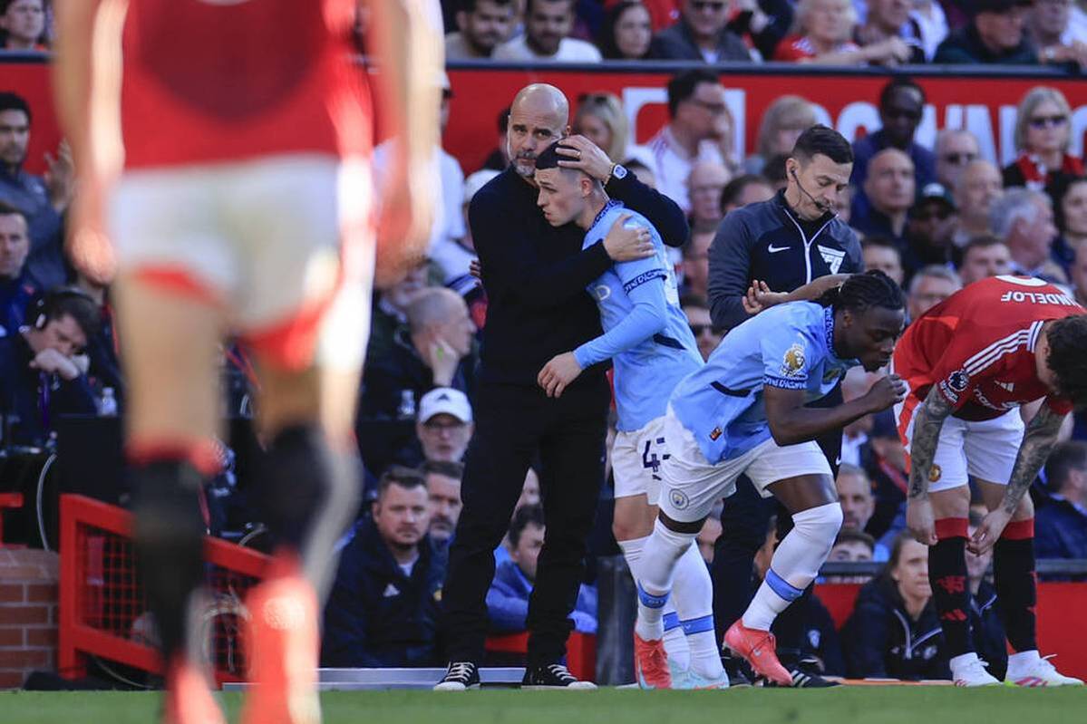 The Phil Foden, which is still in a form crisis, is considered in the derby at Manchester United with unsightly chants. City coach Pep Guardiola reacts immediately.