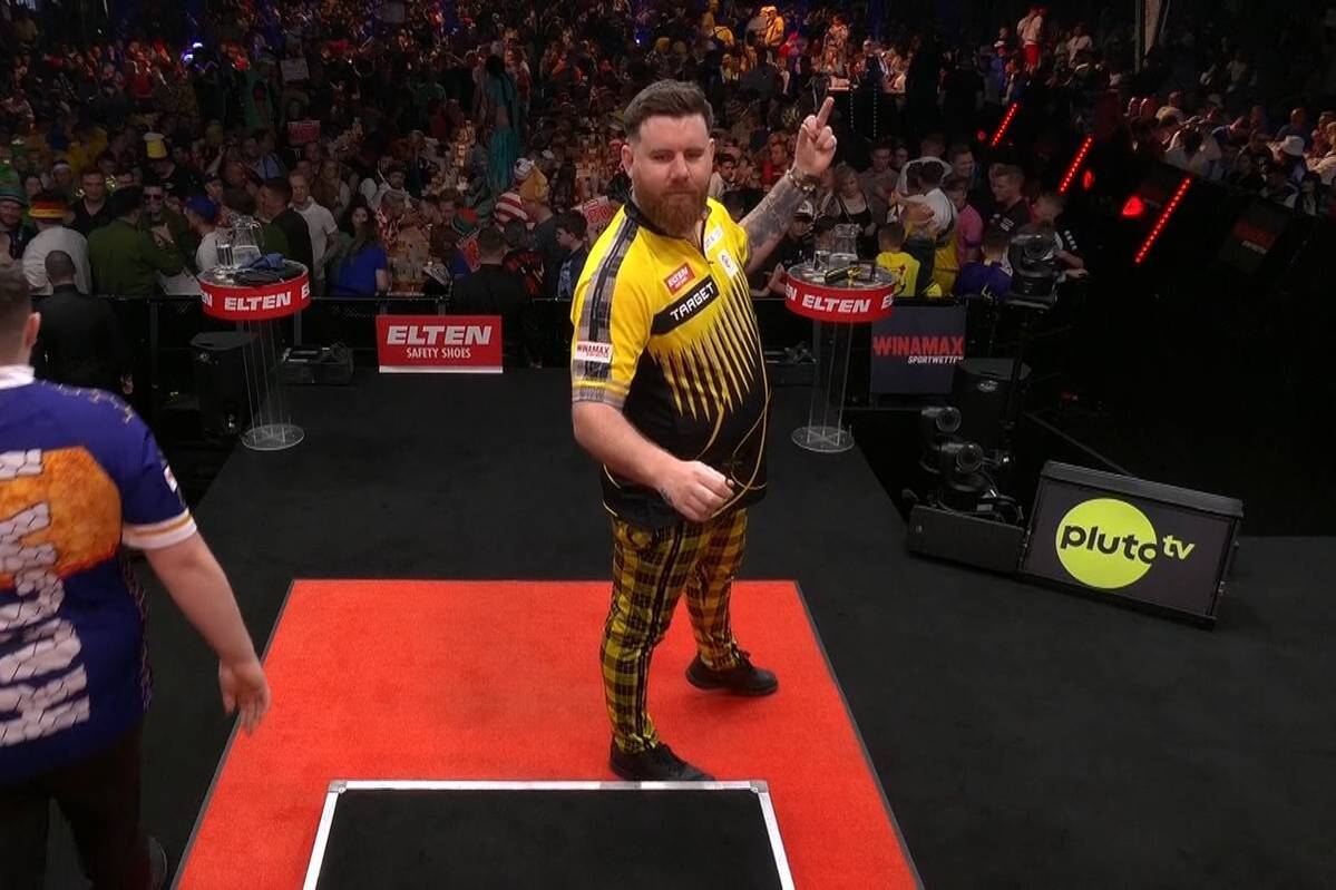 Scott Williams showed the fans the middle finger