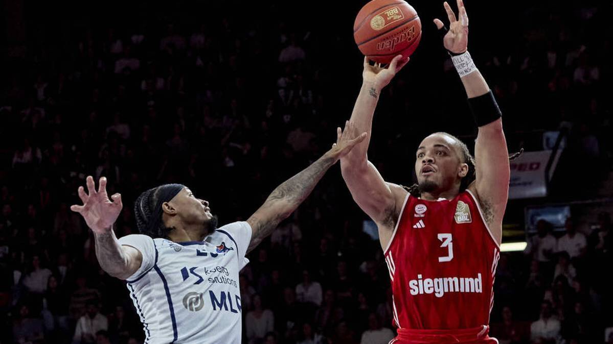 Bayern star Carsen Edwards (right) cracked two Euroleague record in one quarter