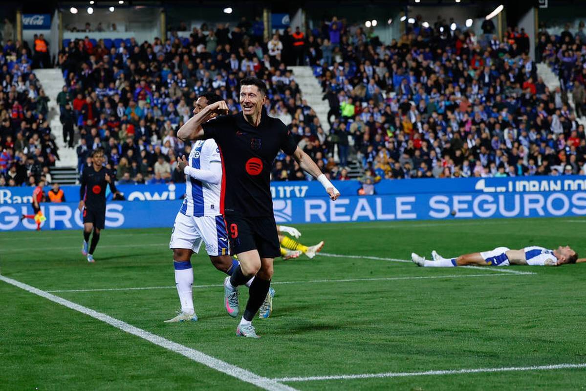 Three days after the 4-0 in the Champions League, Hansi Flick's team has more trouble in the home league - but in the end still cheered.