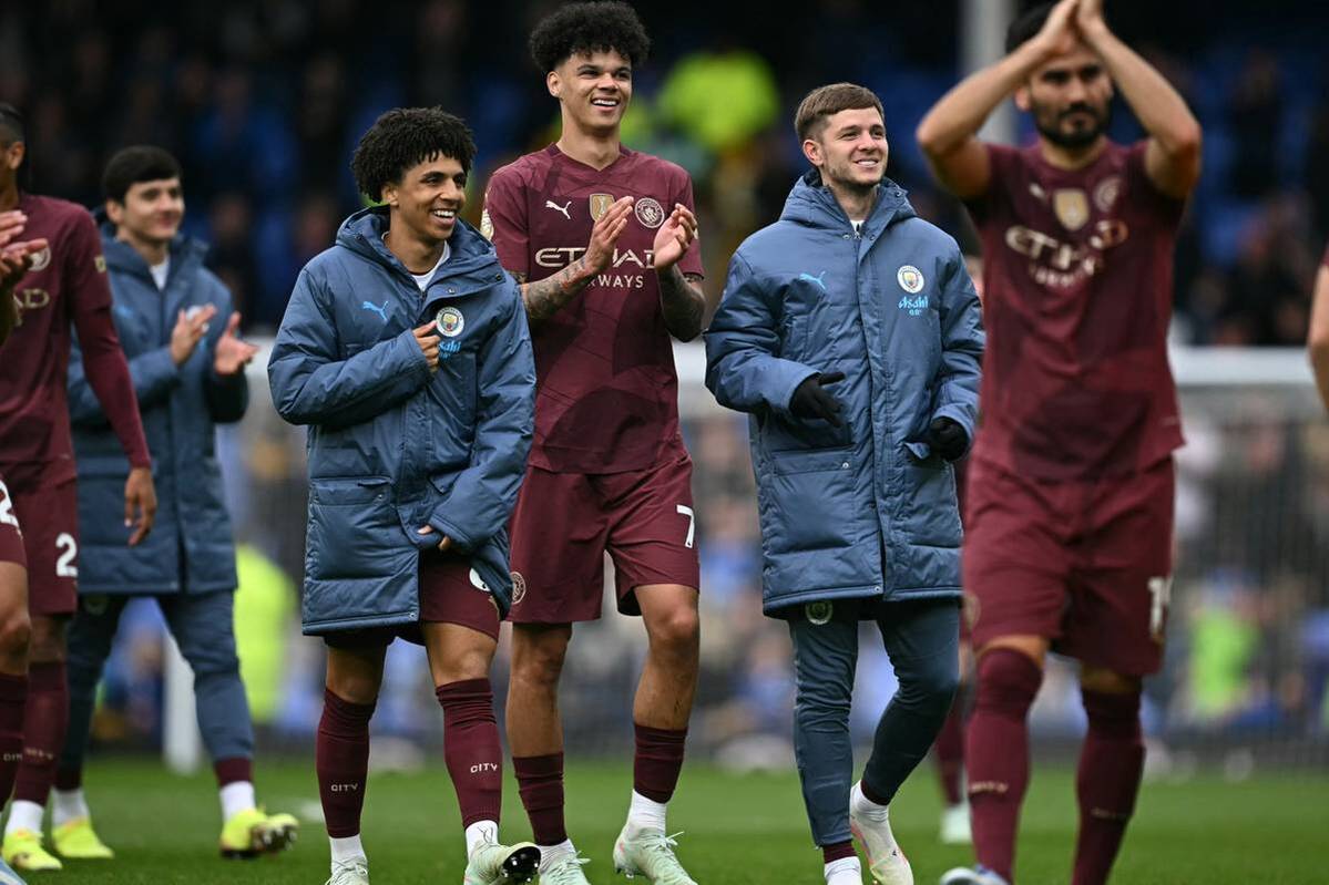 Manchester City defeats Everton FC and is in the race for a place in the Champions League.
