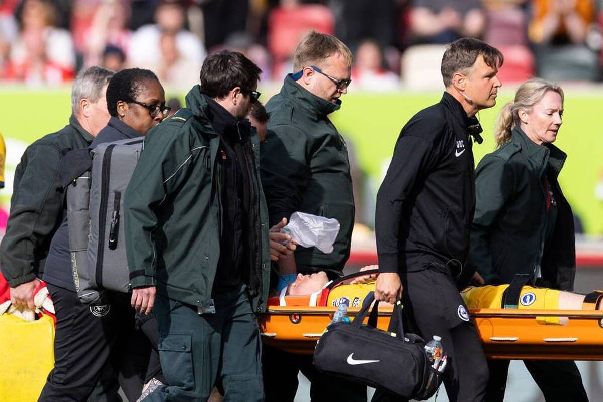 Jan Paul van Hecke crashes violently with an opponent. The Dutch still has to be supplied with oxygen on the pitch.