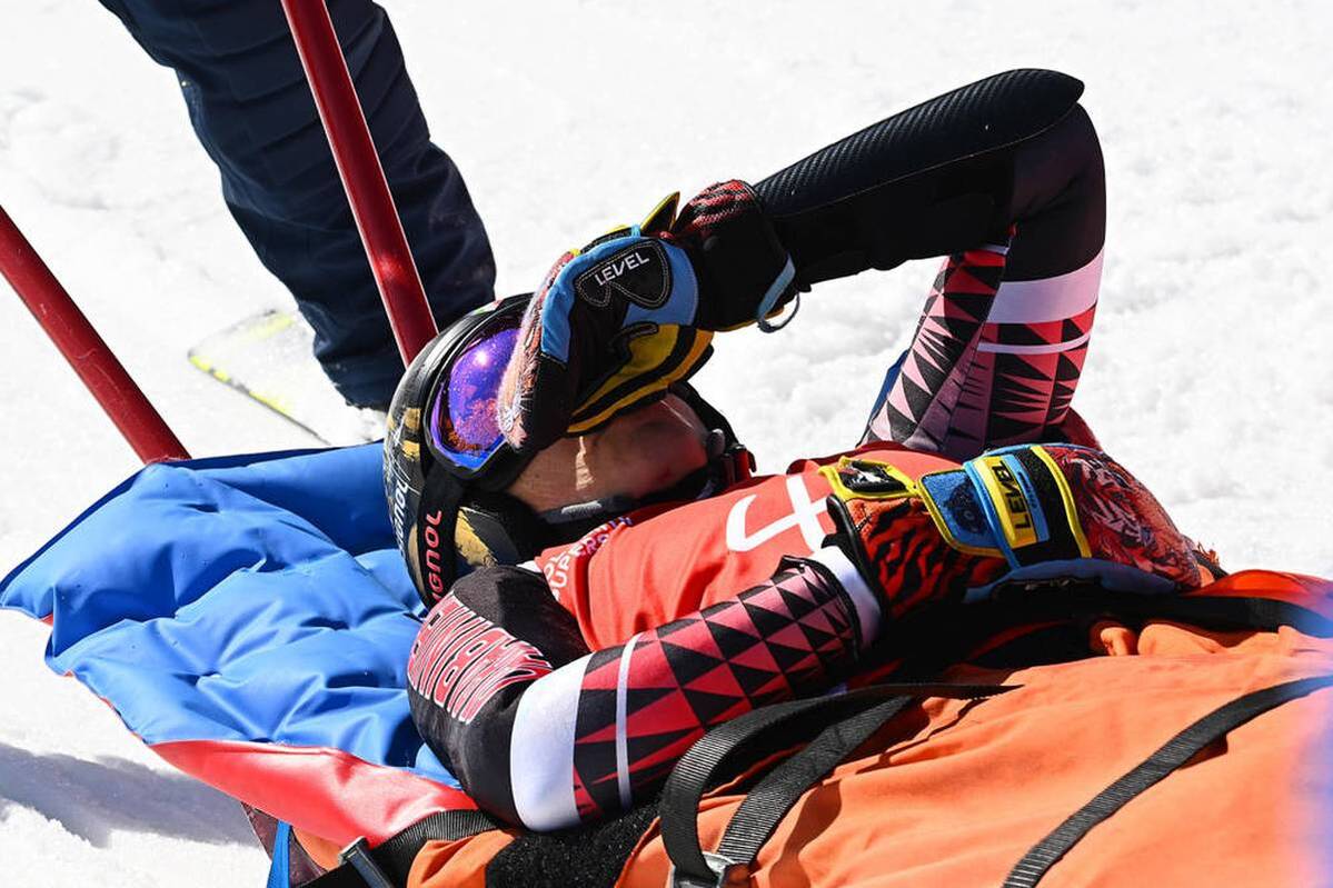 The overall World Cup winner Federica Brignone falls heavily for ten months before the Olympics. The 34-year-old tears the cruciate ligament.