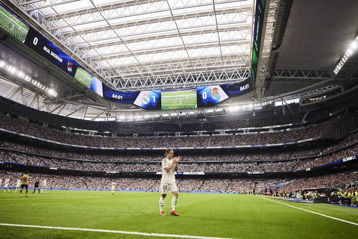 In the last game of the Real Madrid season, Luka Modric's replacement leads to emotional moments. A former real star is also a guest.