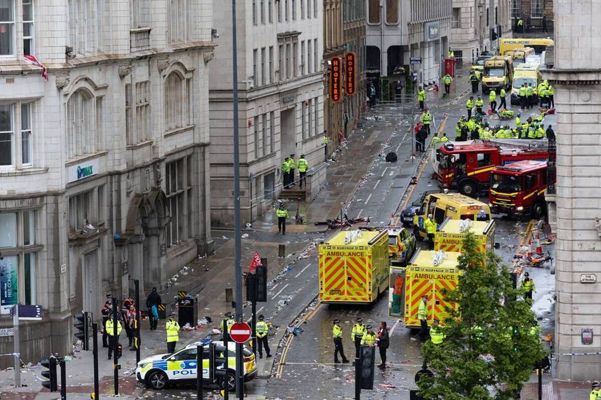 The master parade of FC Liverpool has a bad incident. A car captures several people.