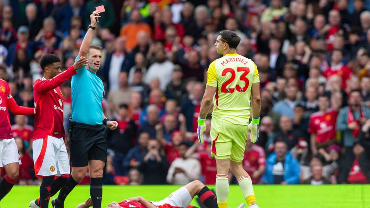 Emiliano Martínez has to get off the square
