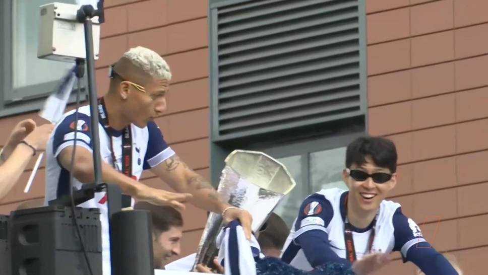 Tottenham Hotspur Celebrates The Profit of the Europa League with a bus parade. The 1-0 Victory Against Manchester United Ended A 17-Year-Old Title.