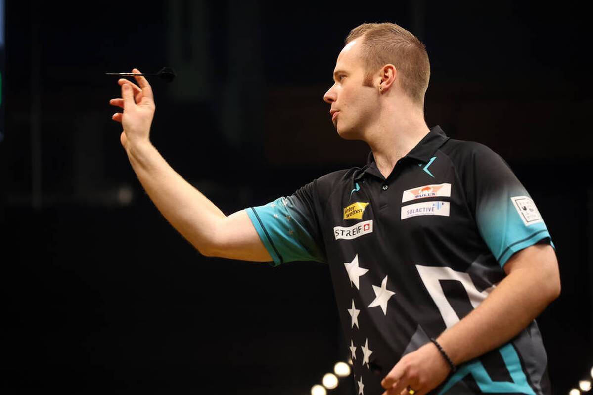 Surprise missed! Max Hopp clearly fails to Jonny Clayton.