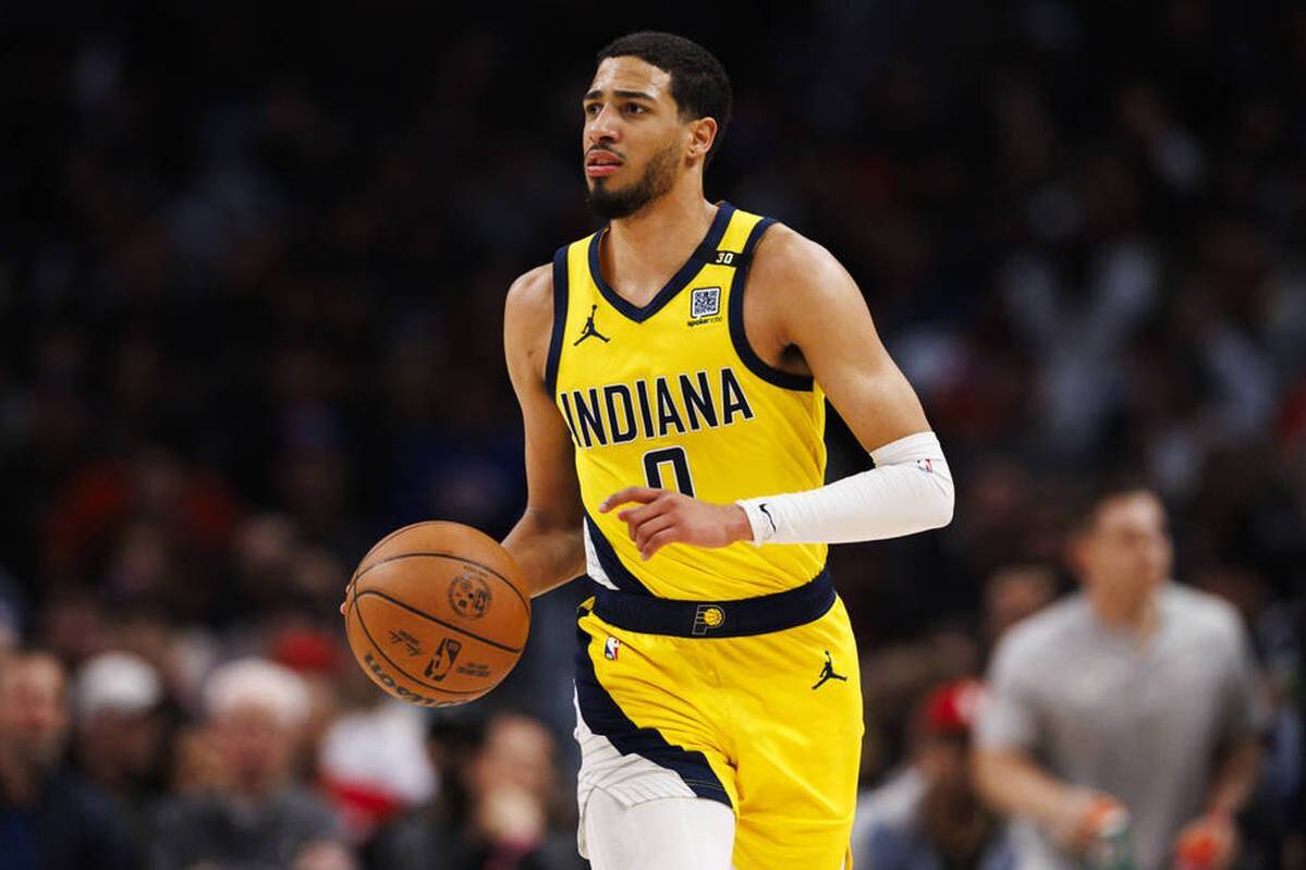 A Pacers fan from New York is thrown with garbage-Indiana star Tyrese Haliburton reacts with a special gesture.