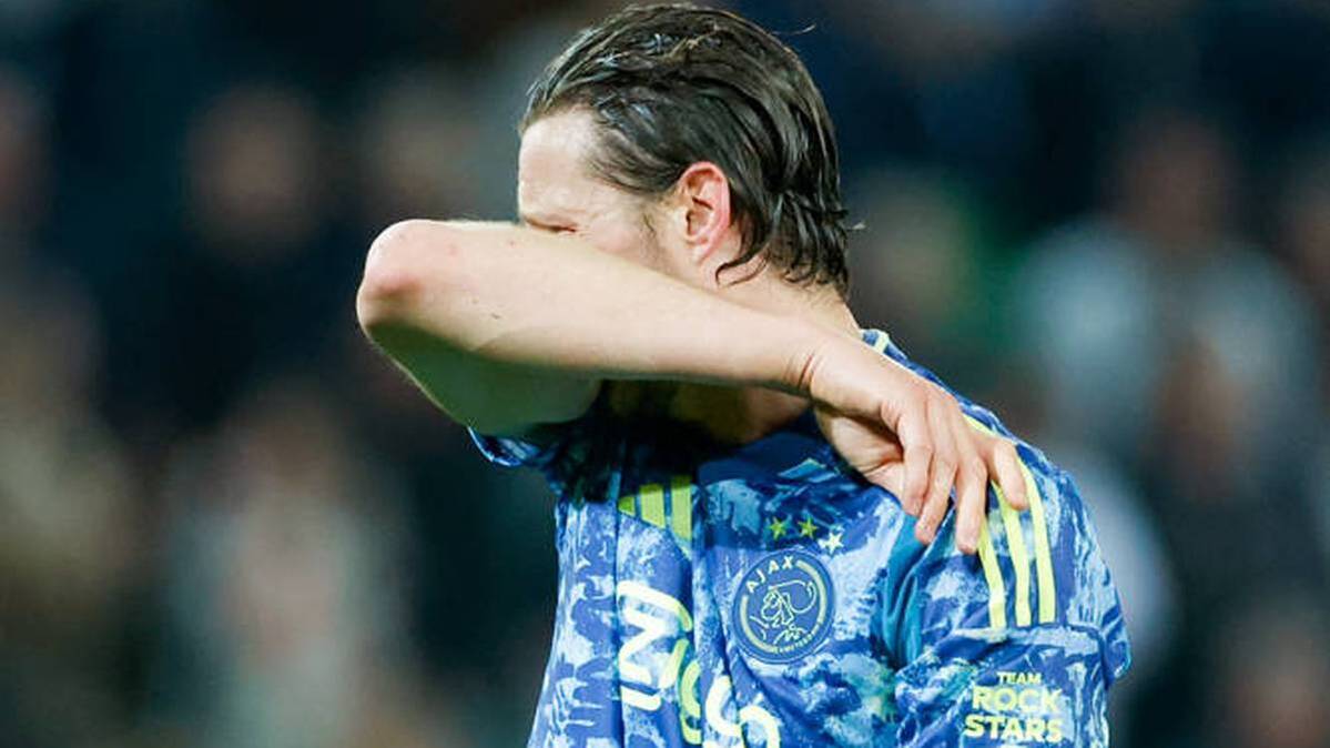 Wout Weghorst shows with Ajax Amsterdam nerves in the title race