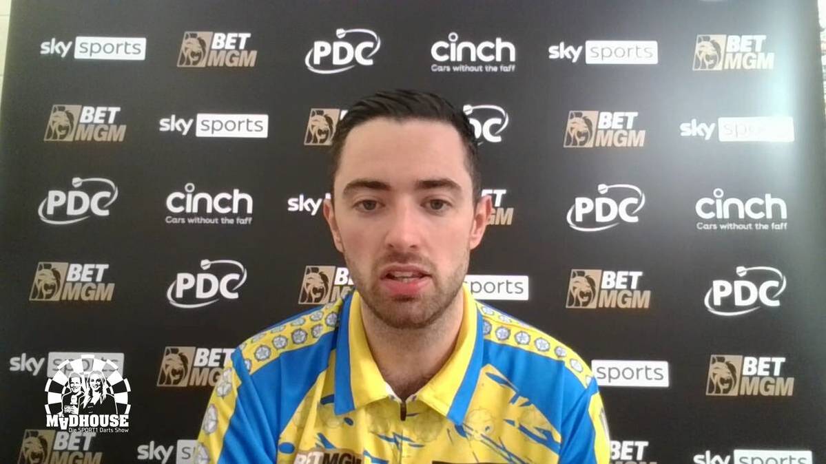 Luke Humphries presents a new jersey in his home game in Leeds and calls the reasons for this in the latest Madhouse episode.