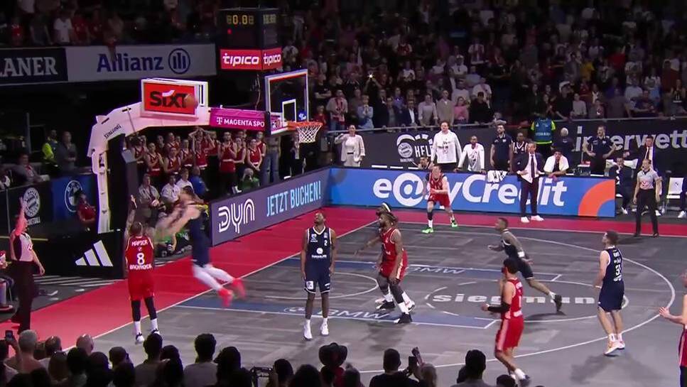 The Bayern basketball players win after an absolutely chaotic end against the MBC. The last throw of the game ensures a lot of conversation. After the game, the MBC protests.
