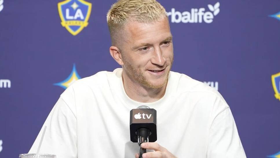 Marco Reus is interviewed by a 10-year-old at La Galaxy's press conference. The little boy gets tips from ex-Dortmund in dealing with diseases.