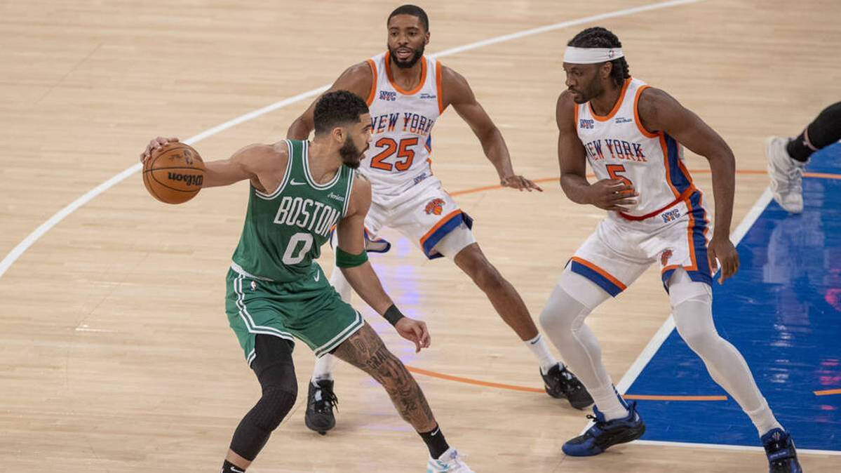 Jayson Tatum (Green) loses the Boston Celtics against the New York Knicks