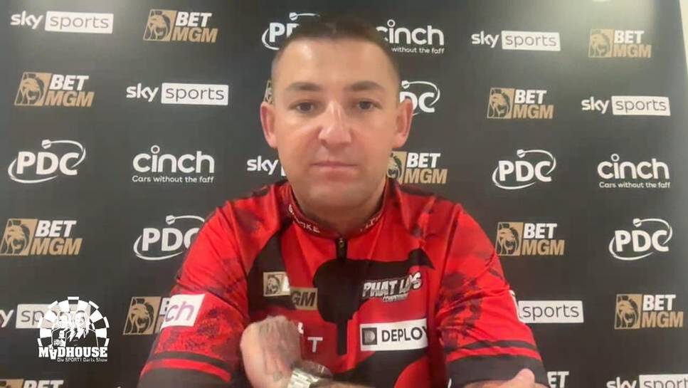 Nathan Aspinall with an announcement in front of the match against Michael van Gerwen. On the 15th matchday of the Premier League of Darts it is all about the whole and a victory opens the door towards playoffs.