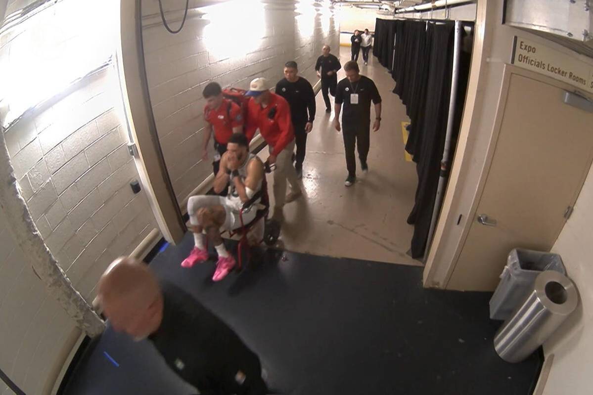 Horror evening! NBA superstar in a wheelchair removed