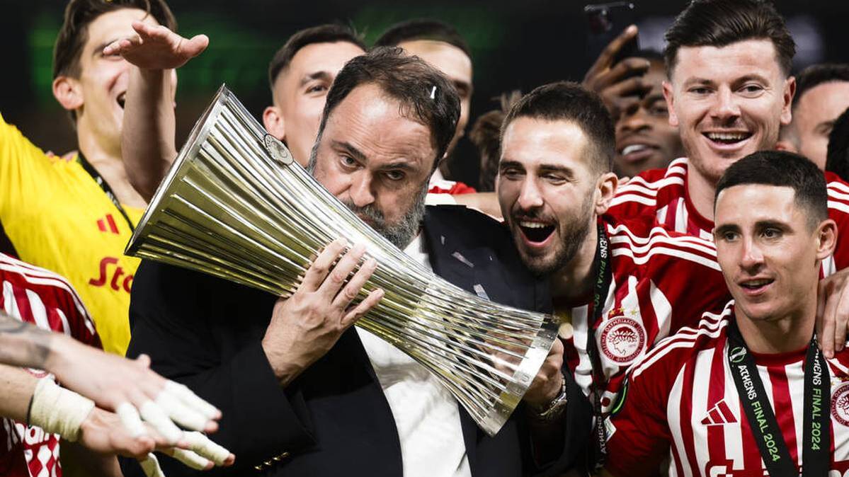 Evangelos Marinakis celebrates the triumph of Olympiacos Piraeus in the Conference League in 2024