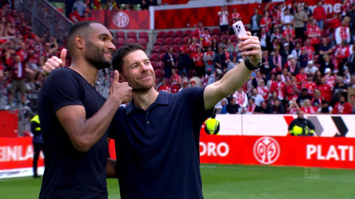 Xabi Alonso leaves Bayer Leverkusen after two and a half sensational years. The BASKE can be celebrated again and as the last memory takes a selfie with his defense chief.