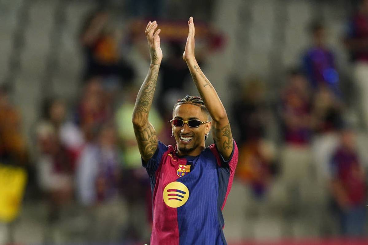 Raphinha stays with FC Barcelona. The Brazilian prematurely extends his contract with the Catalans.