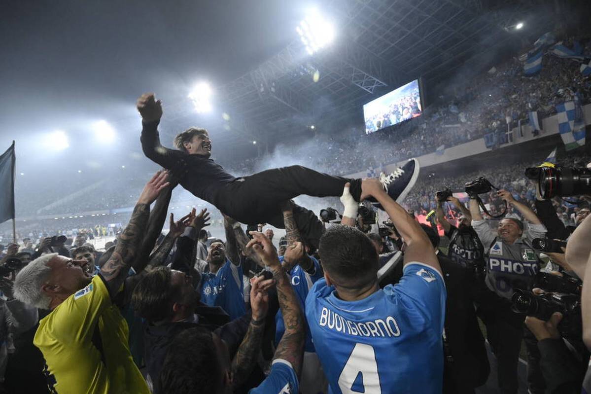 The SSC Napoli crowns the Italian champion on the last matchday. A sidewalk and a dream solo decide the title fight.