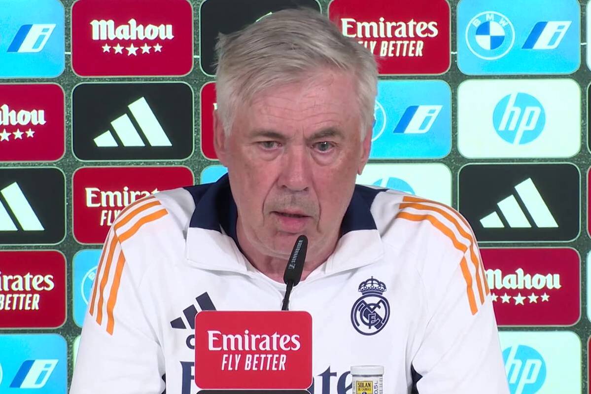 Here Ancelotti chats his successor