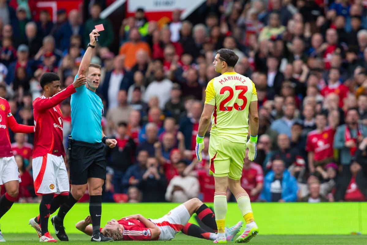 In the fight for the Champions League, Aston Villa in England is the big loser. First keeper Emiliano Martínez flies, then a referee decision causes excitement.