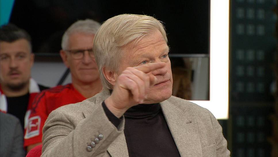 In the Doppelpass steel mill, goalkeeper legend Oliver Kahn faces numerous fan questions.