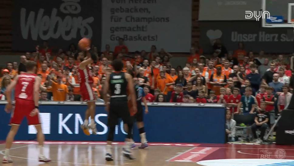 In the semi-finals of the BBL playoffs, Würzburg succeeds in the standard compensation against Ulm. The hosts benefit from the mistakes of Ulm and their own marksmanship.