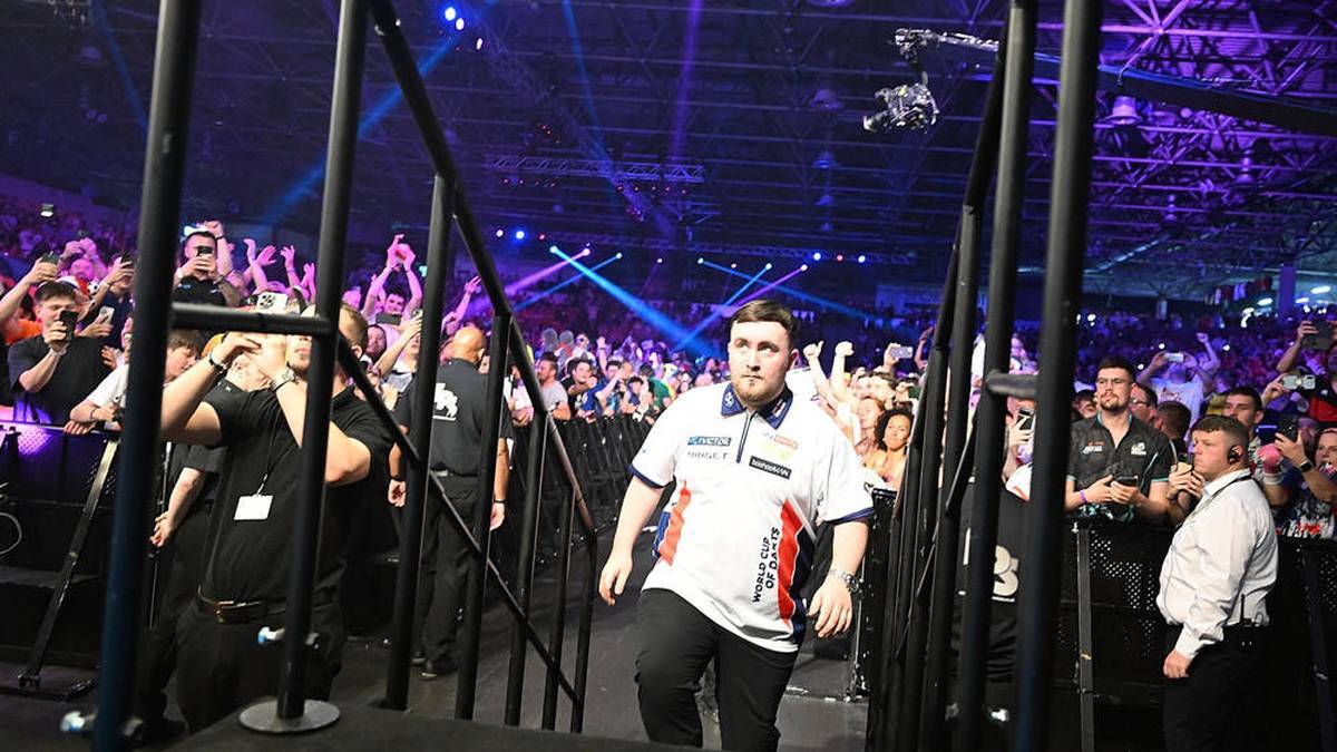 Luke Littler is whistled by German fans
