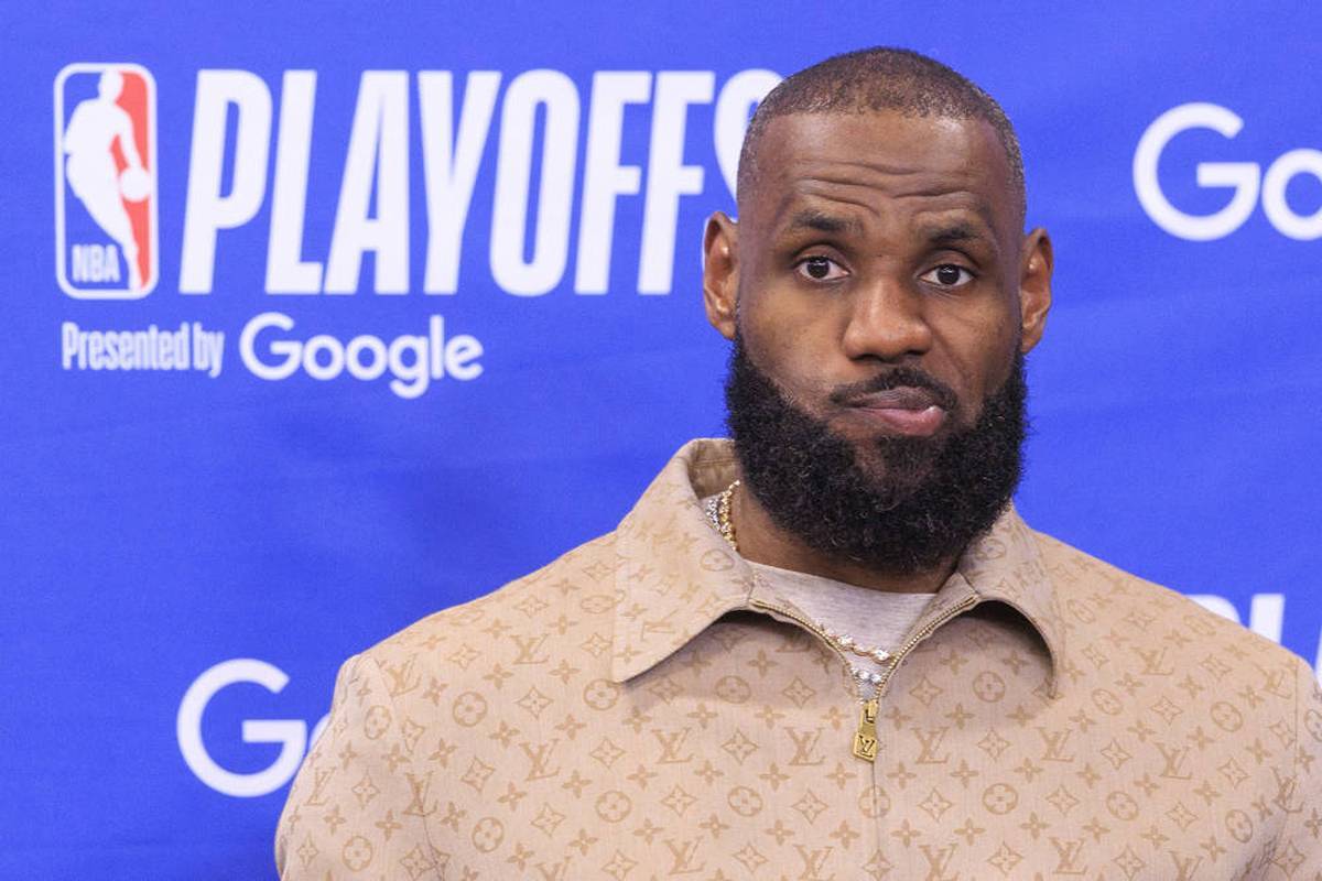 Lebron James stays with the Lakers and uses his player option. The NBA superstar wants to continue fighting for titles.