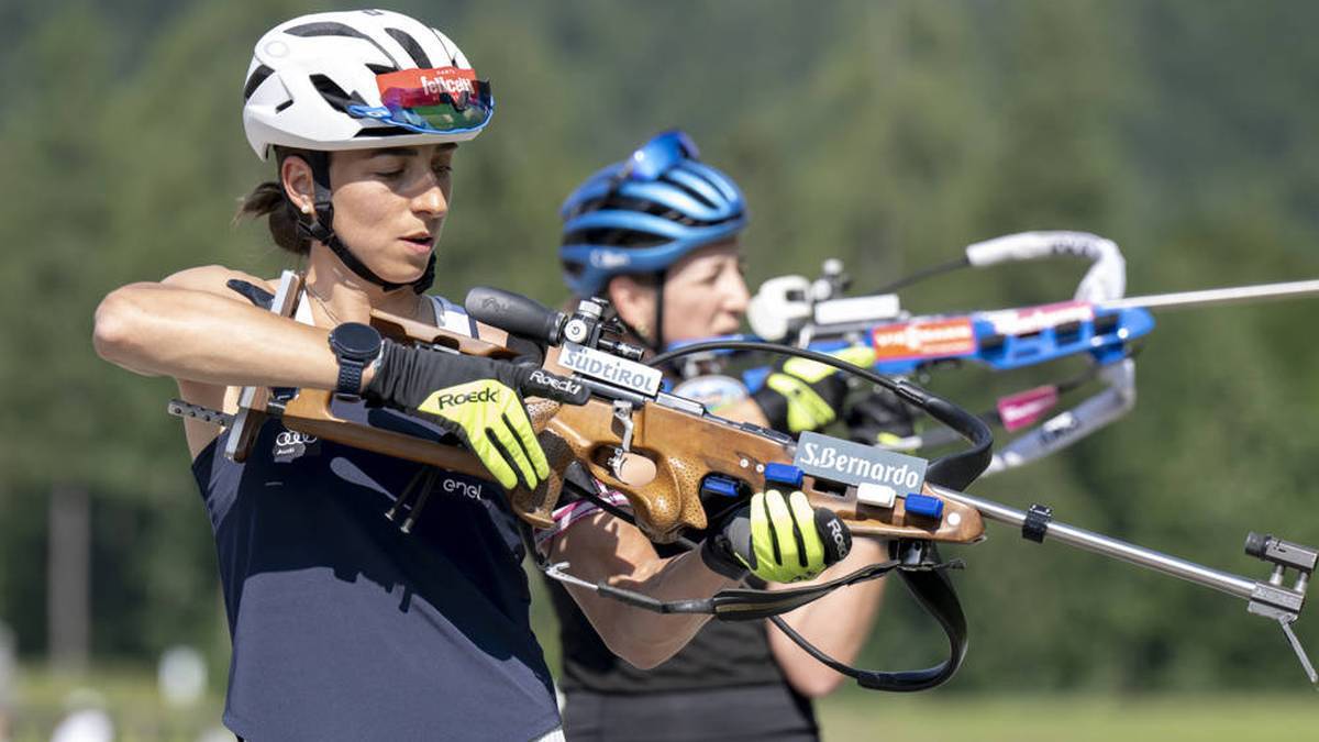 Franziska Preuß (right) helps Lisa Vittozzi with a comeback