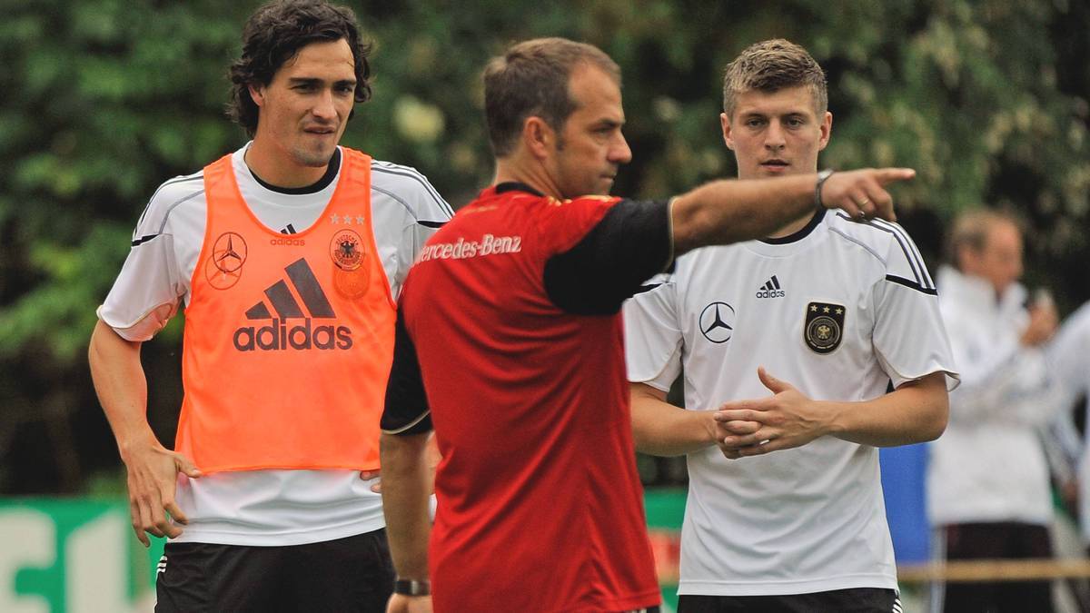 Hansi Flick (M.) and Toni Kroos (right) in the training of the German national team in 2011