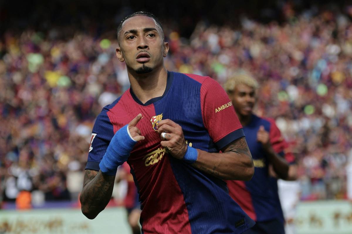 Raphinha Shone in the Past Season for FC Barcelona. Now the offensive Star was Awarded.