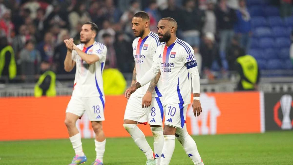 Alexandre Lacazette (right) Next to Corentin Tolisso