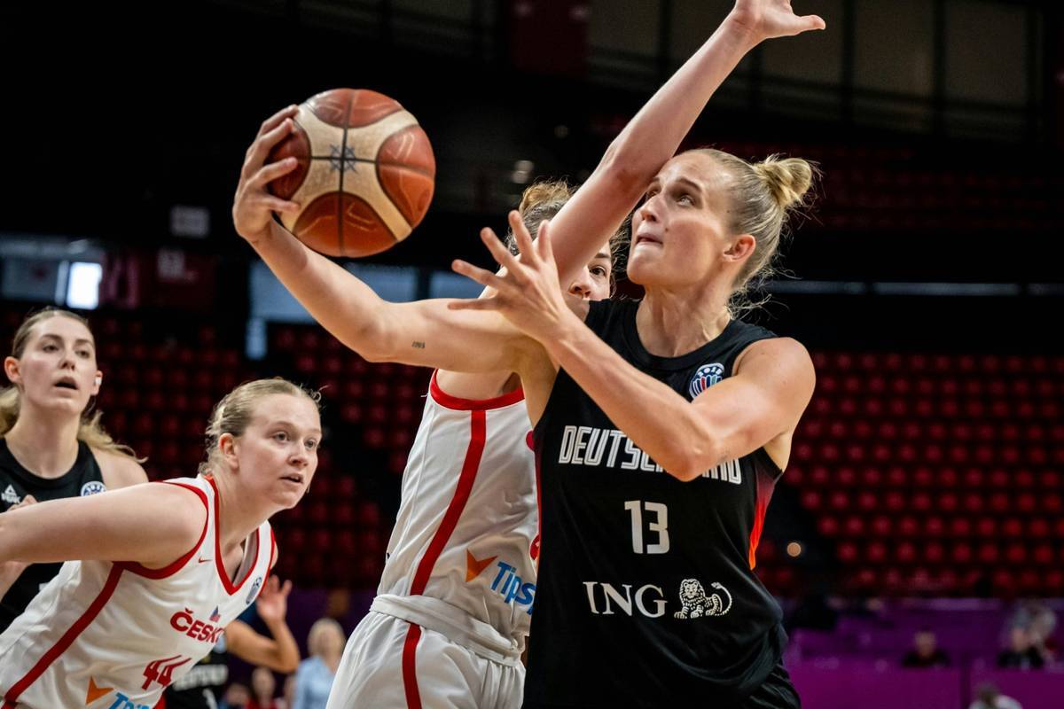 The German basketball players around Leonie Fiebich win their final placement game against the Czech Republic in Piraeus.